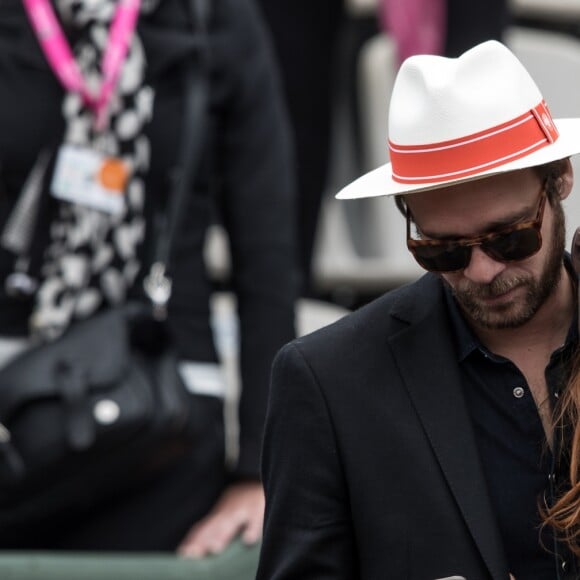 Elodie Frégé et son compagnon Cyril Mokaiesh - Jour 11 - Les célébrités dans les tribunes des internationaux de tennis de Roland Garros à Paris. Le 7 juin 2017 © Jacovides-Moreau / Bestimage