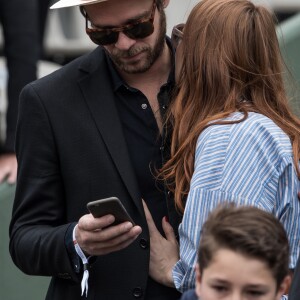 Elodie Frégé et son compagnon Cyril Mokaiesh - Jour 11 - Les célébrités dans les tribunes des internationaux de tennis de Roland Garros à Paris. Le 7 juin 2017 © Jacovides-Moreau / Bestimage