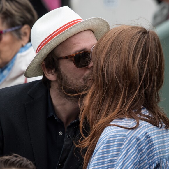 Elodie Frégé et son compagnon Cyril Mokaiesh - Jour 11 - Les célébrités dans les tribunes des internationaux de tennis de Roland Garros à Paris. Le 7 juin 2017 © Jacovides-Moreau / Bestimage