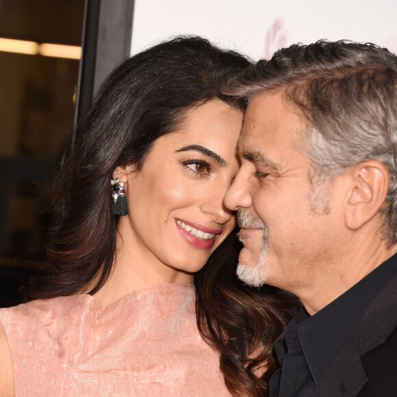 Amal Alamuddin Clooney et son mari George Clooney - Première de "Our brand is crisis" à Los Angeles le 26 octobre 2015.