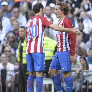 Antoine Griezmann célèbre son but lors du match de football de La Liga, le Real Madrid contre l'Atletico Madrid au stade Santiago Bernabeu à Madrid, Espagne, le 8 avril 2017.