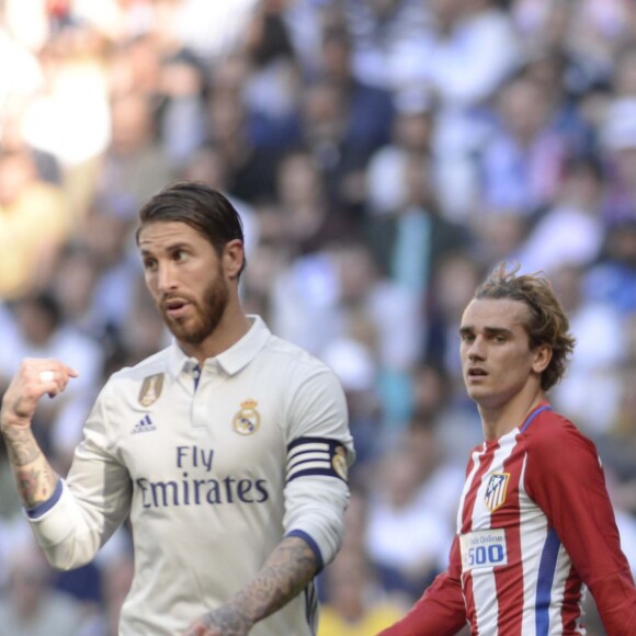 Sergio Ramos et Antoine Griezmann lors du match de football de La Liga, le Real Madrid contre l'Atletico Madrid au stade Santiago Bernabeu à Madrid, Espagne, le 8 avril 2017.