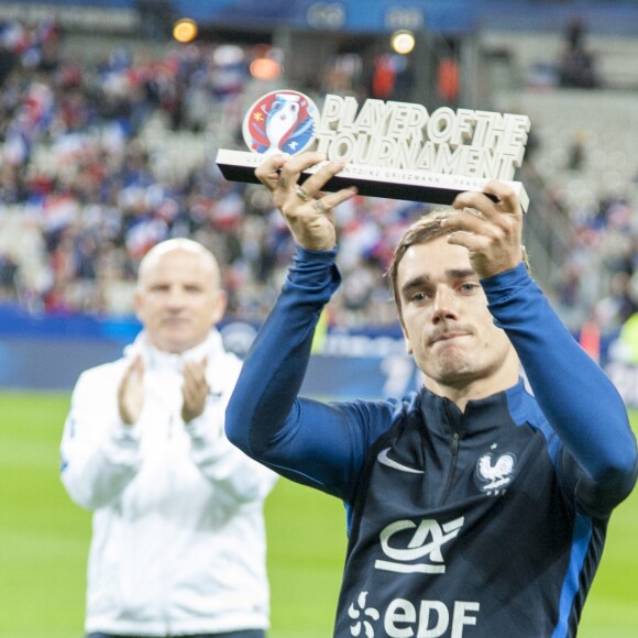 Le trophée "Player of the Tournament" décerné Antoine Griezmann lors du match de qualification pour la Coupe du Monde 2018, "France-Bulgarie" au Stade de France à Saint-Denis, le 7 octobre 2016. © Pierre Perrusseau/Bestimage