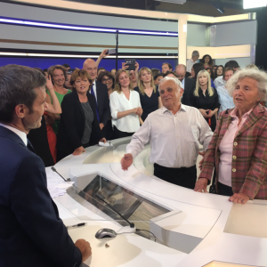 David Pujadas et ses parents, le 8 juin 2017 sur le plateau du "Journal de 20h".