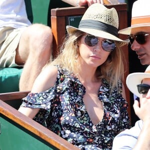 Laura Smet et son compagnon Raphaël - Personnalités dans les tribunes lors des internationaux de France de Roland Garros à Paris. Le 10 juin 2017. © Jacovides - Moreau / Bestimage