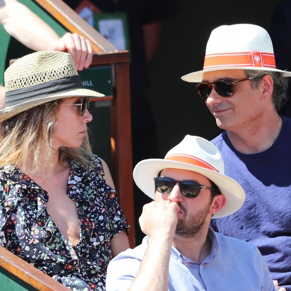 Laura Smet et son compagnon Raphaël - Personnalités dans les tribunes lors des internationaux de France de Roland Garros à Paris. Le 10 juin 2017. © Jacovides - Moreau / Bestimage