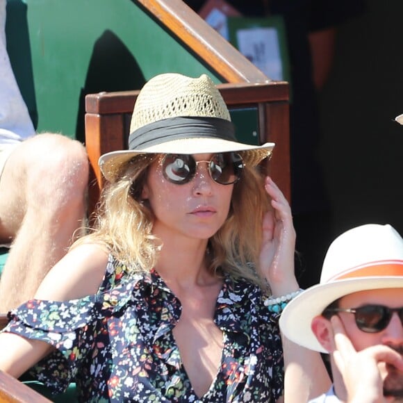 Laura Smet et son compagnon Raphaël - Personnalités dans les tribunes lors des internationaux de France de Roland Garros à Paris. Le 10 juin 2017. © Jacovides - Moreau / Bestimage