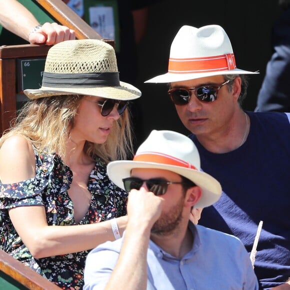 Laura Smet et son compagnon Raphaël - Personnalités dans les tribunes lors des internationaux de France de Roland Garros à Paris. Le 10 juin 2017. © Jacovides - Moreau / Bestimage