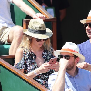 Laura Smet et son compagnon Raphaël - Personnalités dans les tribunes lors des internationaux de France de Roland Garros à Paris. Le 10 juin 2017. © Jacovides - Moreau / Bestimage