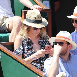 Laura Smet et son compagnon Raphaël - Personnalités dans les tribunes lors des internationaux de France de Roland Garros à Paris. Le 10 juin 2017. © Jacovides - Moreau / Bestimage