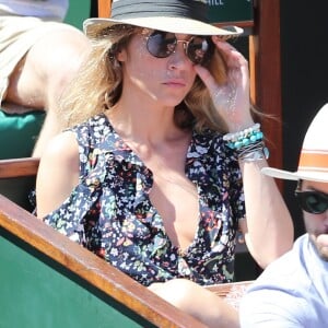 Laura Smet et son compagnon Raphaël - Personnalités dans les tribunes lors des internationaux de France de Roland Garros à Paris. Le 10 juin 2017. © Jacovides - Moreau / Bestimage