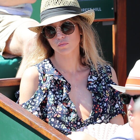 Laura Smet et son compagnon Raphaël - Personnalités dans les tribunes lors des internationaux de France de Roland Garros à Paris. Le 10 juin 2017. © Jacovides - Moreau / Bestimage