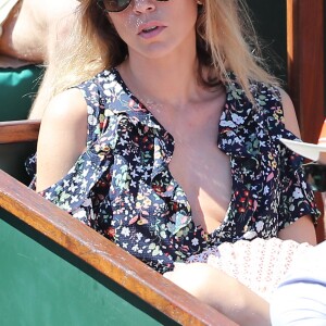 Laura Smet - Personnalités dans les tribunes lors des internationaux de France de Roland Garros à Paris. Le 10 juin 2017. © Jacovides - Moreau / Bestimage