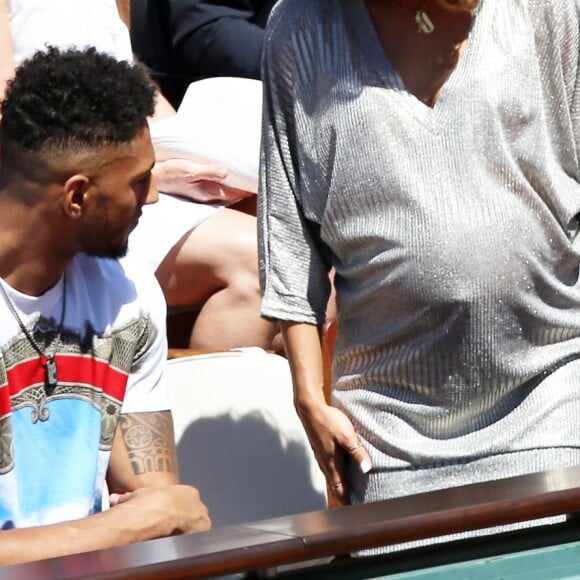 Tony Yoka et sa compagne Estelle Mossely (enceinte) - Personnalités dans les tribunes lors des internationaux de France de Roland Garros à Paris. Le 10 juin 2017. © Jacovides - Moreau / Bestimage