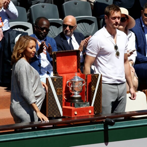 Estelle Mossely (enceinte) et Alexander Skarsgard - Personnalités dans les tribunes lors des internationaux de France de Roland Garros à Paris. Le 10 juin 2017. © Jacovides - Moreau / Bestimage