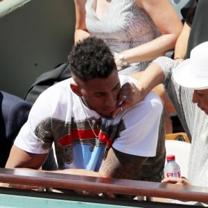 Tony Yoka et sa compagne Estelle Mossely - Personnalités dans les tribunes lors des internationaux de France de Roland Garros à Paris. Le 10 juin 2017. © Jacovides - Moreau / Bestimage