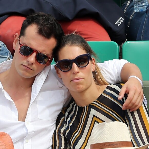 Juan Arbelaez et sa compagne Laury Thilleman (Miss France 2011) - Les célébrités dans les tribunes lors des internationaux de France de Roland-Garros à Paris, le 4 juin 2017. © Dominique Jacovides-Cyril Moreau/Bestimage