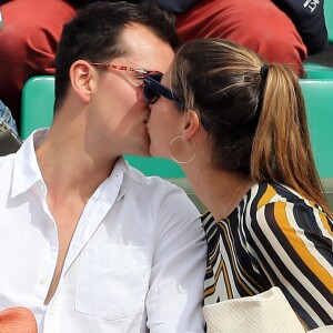 Juan Arbelaez et sa compagne Laury Thilleman (Miss France 2011) - Les célébrités dans les tribunes lors des internationaux de France de Roland-Garros à Paris, le 4 juin 2017. © Dominique Jacovides-Cyril Moreau/Bestimage