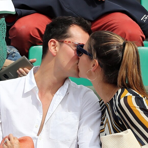 Juan Arbelaez et sa compagne Laury Thilleman (Miss France 2011) - Les célébrités dans les tribunes lors des internationaux de France de Roland-Garros à Paris, le 4 juin 2017. © Dominique Jacovides-Cyril Moreau/Bestimage