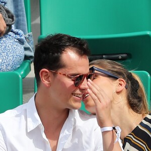 Juan Arbelaez et sa compagne Laury Thilleman (Miss France 2011) - Les célébrités dans les tribunes lors des internationaux de France de Roland-Garros à Paris, le 4 juin 2017. © Dominique Jacovides-Cyril Moreau/Bestimage