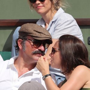 Jean Dujardin et sa compagne Nathalie Péchalat - People dans les tribunes lors de la finale homme des Internationaux de Tennis de Roland-Garros à Paris le 11 juin 2017. © Dominique Jacovides-Cyril Moreau/Bestimage