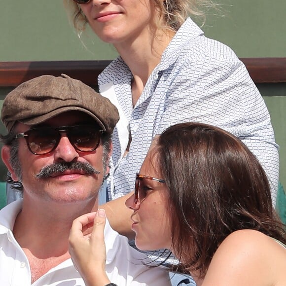 Jean Dujardin et sa compagne Nathalie Péchalat - People dans les tribunes lors de la finale homme des Internationaux de Tennis de Roland-Garros à Paris le 11 juin 2017. © Dominique Jacovides-Cyril Moreau/Bestimage