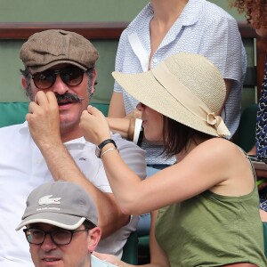 Jean Dujardin et sa compagne Nathalie Péchalat - People dans les tribunes lors de la finale homme des Internationaux de Tennis de Roland-Garros à Paris le 11 juin 2017. © Dominique Jacovides-Cyril Moreau/Bestimage