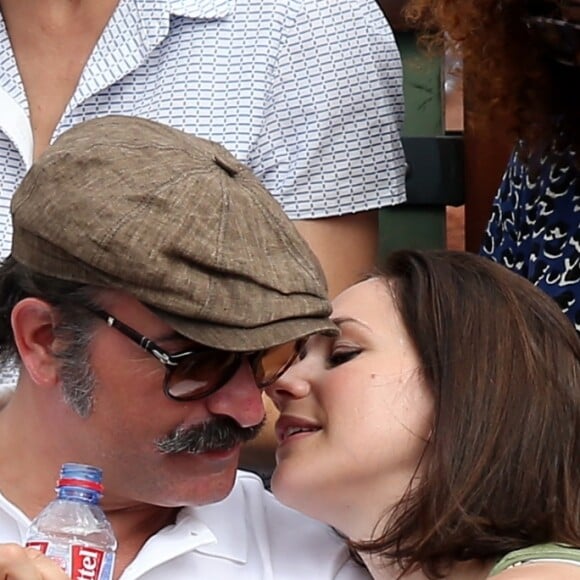 Jean Dujardin et sa compagne Nathalie Péchalat dans les tribunes lors de la finale homme des Internationaux de Tennis de Roland-Garros à Paris, le 11 juin 2017. © Jacovides-Moreau/Bestimage