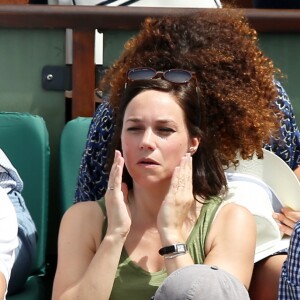 Jean Dujardin et sa compagne Nathalie Péchalat dans les tribunes lors de la finale homme des Internationaux de Tennis de Roland-Garros à Paris, le 11 juin 2017. © Jacovides-Moreau/Bestimage