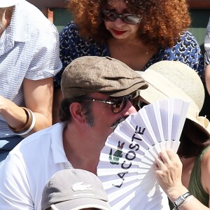 Jean Dujardin et sa compagne Nathalie Péchalat dans les tribunes lors de la finale homme des Internationaux de Tennis de Roland-Garros à Paris, le 11 juin 2017. © Jacovides-Moreau/Bestimage