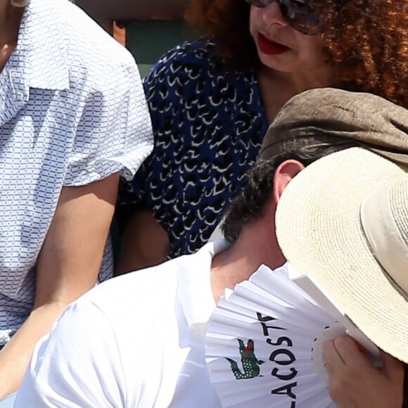 Jean Dujardin et sa compagne Nathalie Péchalat dans les tribunes lors de la finale homme des Internationaux de Tennis de Roland-Garros à Paris, le 11 juin 2017. © Jacovides-Moreau/Bestimage