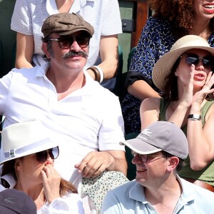 Jean Dujardin et sa compagne Nathalie Péchalat dans les tribunes lors de la finale homme des Internationaux de Tennis de Roland-Garros à Paris, le 11 juin 2017. © Jacovides-Moreau/Bestimage