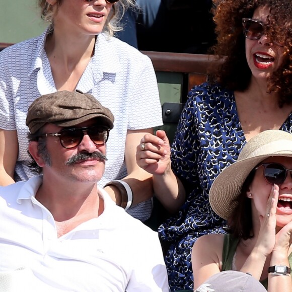 Elsa Zylberstein, Jean Dujardin, son fils Simon et sa compagne Nathalie Péchalat dans les tribunes lors de la finale homme des Internationaux de Tennis de Roland-Garros à Paris, le 11 juin 2017. © Jacovides-Moreau/Bestimage