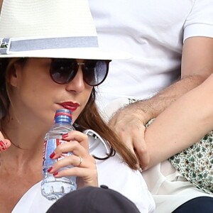 Jean Dujardin et sa compagne Nathalie Péchalat dans les tribunes lors de la finale homme des Internationaux de Tennis de Roland-Garros à Paris, le 11 juin 2017. © Jacovides-Moreau/Bestimage