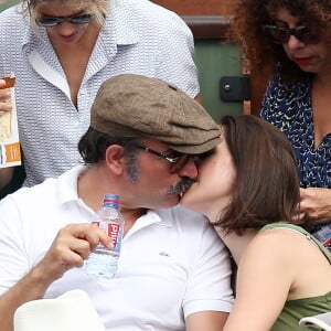 Jean Dujardin et sa compagne Nathalie Péchalat dans les tribunes lors de la finale homme des Internationaux de Tennis de Roland-Garros à Paris, le 11 juin 2017. © Jacovides-Moreau/Bestimage