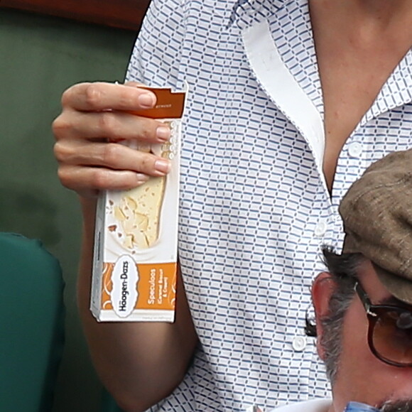 Jean Dujardin et sa compagne Nathalie Péchalat dans les tribunes lors de la finale homme des Internationaux de Tennis de Roland-Garros à Paris, le 11 juin 2017. © Jacovides-Moreau/Bestimage