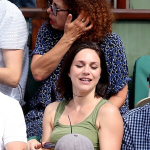 Jean Dujardin et sa compagne Nathalie Péchalat dans les tribunes lors de la finale homme des Internationaux de Tennis de Roland-Garros à Paris, le 11 juin 2017. © Jacovides-Moreau/Bestimage