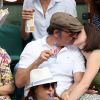 Jean Dujardin et sa compagne Nathalie Péchalat dans les tribunes lors de la finale homme des Internationaux de Tennis de Roland-Garros à Paris, le 11 juin 2017. © Jacovides-Moreau/Bestimage