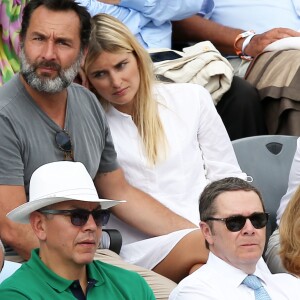 Gilles Lellouche et sa compagne Alizée Guinochet dans les tribunes lors de la finale homme des Internationaux de Tennis de Roland-Garros à Paris, le 11 juin 2017. © Jacovides-Moreau/Bestimage  People during the Roland Garros 2017 French Open in Paris, on June 11th, 2017.11/06/2017 - Paris