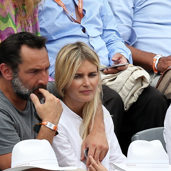 Gilles Lellouche et sa compagne Alizée Guinochet dans les tribunes lors de la finale homme des Internationaux de Tennis de Roland-Garros à Paris, le 11 juin 2017. © Jacovides-Moreau/Bestimage  People during the Roland Garros 2017 French Open in Paris, on June 11th, 2017.11/06/2017 - Paris