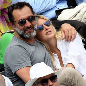 Gilles Lellouche et sa compagne Alizée Guinochet dans les tribunes lors de la finale homme des Internationaux de Tennis de Roland-Garros à Paris, le 11 juin 2017. © Jacovides-Moreau/Bestimage  People during the Roland Garros 2017 French Open in Paris, on June 11th, 2017.11/06/2017 - Paris