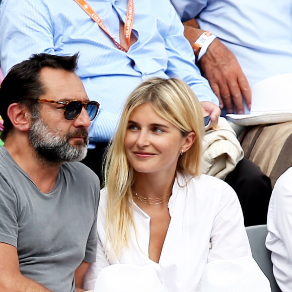 Gilles Lellouche et sa compagne Alizée Guinochet dans les tribunes lors de la finale homme des Internationaux de Tennis de Roland-Garros à Paris, le 11 juin 2017. © Jacovides-Moreau/Bestimage  People during the Roland Garros 2017 French Open in Paris, on June 11th, 2017.11/06/2017 - Paris