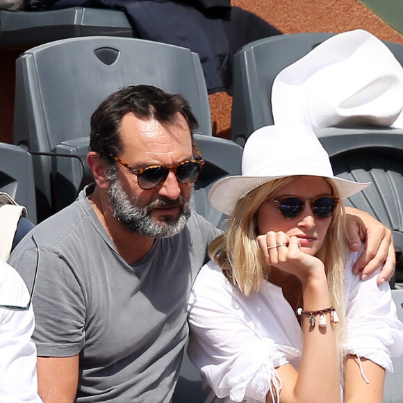 Gilles Lellouche et sa compagne Alizée Guinochet dans les tribunes lors de la finale homme des Internationaux de Tennis de Roland-Garros à Paris, le 11 juin 2017. © Jacovides-Moreau/Bestimage  People during the Roland Garros 2017 French Open in Paris, on June 11th, 2017.11/06/2017 - Paris