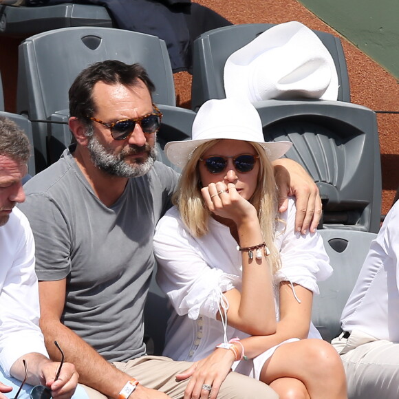 Gilles Lellouche et sa compagne Alizée Guinochet dans les tribunes lors de la finale homme des Internationaux de Tennis de Roland-Garros à Paris, le 11 juin 2017. © Jacovides-Moreau/Bestimage  People during the Roland Garros 2017 French Open in Paris, on June 11th, 2017.11/06/2017 - Paris