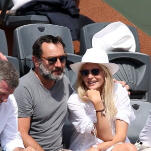 Gilles Lellouche et sa compagne Alizée Guinochet dans les tribunes lors de la finale homme des Internationaux de Tennis de Roland-Garros à Paris, le 11 juin 2017. © Jacovides-Moreau/Bestimage  People during the Roland Garros 2017 French Open in Paris, on June 11th, 2017.11/06/2017 - Paris