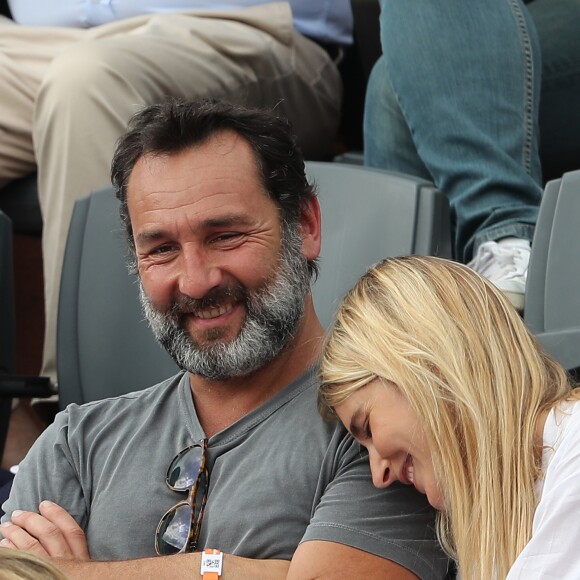 Gilles Lellouche et sa compagne Alizée Guinochet - People dans les tribunes lors de la finale homme des Internationaux de Tennis de Roland-Garros à Paris le 11 juin 2017. © Dominique Jacovides-Cyril Moreau/Bestimage  People during the Roland Garros 2017 French Open men final in Paris, on June 11th, 2017.11/06/2017 - Paris