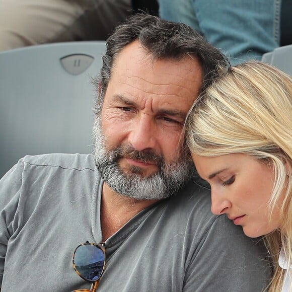 Gilles Lellouche et sa compagne Alizée Guinochet - People dans les tribunes lors de la finale homme des Internationaux de Tennis de Roland-Garros à Paris le 11 juin 2017. © Dominique Jacovides-Cyril Moreau/Bestimage  People during the Roland Garros 2017 French Open men final in Paris, on June 11th, 2017.11/06/2017 - Paris