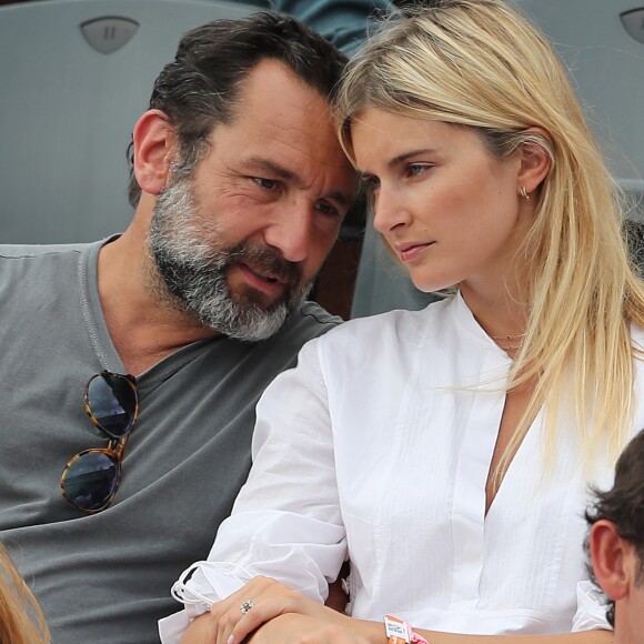 Gilles Lellouche et sa compagne Alizée Guinochet - People dans les tribunes lors de la finale homme des Internationaux de Tennis de Roland-Garros à Paris le 11 juin 2017. © Dominique Jacovides-Cyril Moreau/Bestimage  People during the Roland Garros 2017 French Open men final in Paris, on June 11th, 2017.11/06/2017 - Paris
