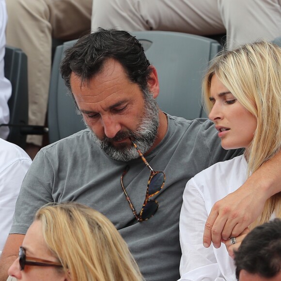 Gilles Lellouche et sa compagne Alizée Guinochet - People dans les tribunes lors de la finale homme des Internationaux de Tennis de Roland-Garros à Paris le 11 juin 2017. © Dominique Jacovides-Cyril Moreau/Bestimage  People during the Roland Garros 2017 French Open men final in Paris, on June 11th, 2017.11/06/2017 - Paris