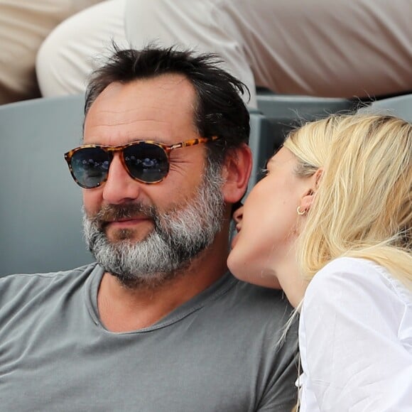 Gilles Lellouche et sa compagne Alizée Guinochet - People dans les tribunes lors de la finale homme des Internationaux de Tennis de Roland-Garros à Paris le 11 juin 2017. © Dominique Jacovides-Cyril Moreau/Bestimage  People during the Roland Garros 2017 French Open men final in Paris, on June 11th, 2017.11/06/2017 - Paris